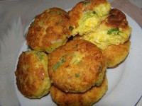 Ленивые хачапури на сковороде с сыром и творогом.
