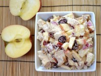 Салат с курицей, клюквой и яблоками