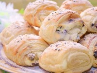 Слойки с творожной начинкой и изюмом