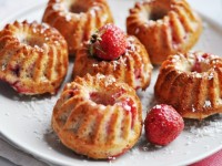 Кекс с клубникой и кокосом
