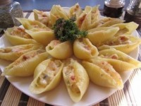 Фаршированные макароны-ракушки с мясом и соусом бешамель