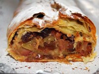 Штрудель яблочный с орехами и сухофруктами
