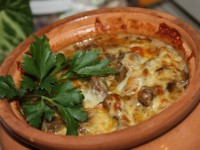 Печень в сметане с грибами запеченная в горшочке