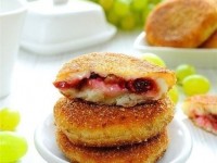Сырники из творога с вареньем и изюмом по-киевски