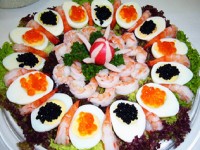 Новогодняя закуска из морепродуктов и яиц