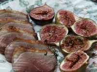 Утка в духовке с инжиром – закуска, которую съедают моментально