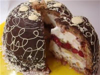 Торт-мороженое с малиновым джемом, цукатами и орехами – настоящая зимняя сказка!
