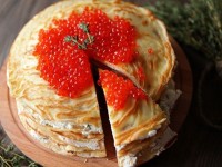 Блинный торт с красной рыбой и сливочным сыром