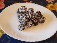 Орехово-апельсиновые конфеты с изюмом и финиками
