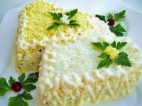 Салат с сыром, рыбой, овощами Влюбленные сердца