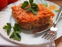 Мясная запеканка с овощами и рисом – одновременно гарнир и второе блюдо!