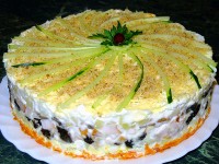 Закусочный торт с курицей, черносливом, грибами. Рецепт на 8 Марта