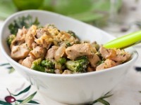 Курица с брокколи в остром соусе, приготовленная в горшочках