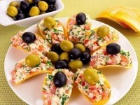 Салат с чипсами Ромашка – яркое блюдо на праздничном столе!