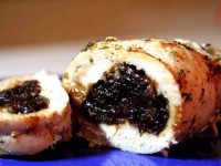 Рулет из курицы с черносливом в сметанном соусе