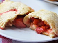Пирожки с ревенем и клубникой. Пирожки из песочного теста