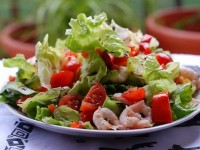 Весенний салат с овощами и креветками – блюдо болгарской кухни