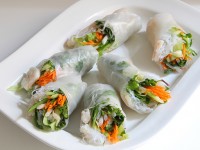 Весенняя закуска – рулеты с креветками и овощами