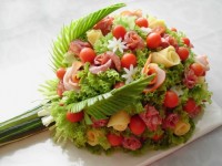 Весенний салат с колбасой и зеленью Букет