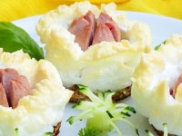 Яичница с сыром, сардельками и помидорами Цветок – замечательное начало дня!