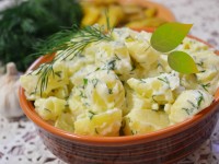 Молодая картошка в сметане с зеленью