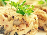 Салат с кальмарами, сыром, яйцами и орехами – аппетитное блюдо на вашем столе!