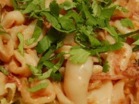 Салат из пекинской капусты с овощами и кальмарами