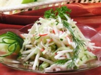 Салат из крабовых палочек с яблоками, капустой, огурцами