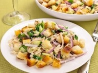 Салат с курицей, сухариками и сезонными овощами