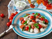 Салат с курицей и моцареллой – нежный и пикантный!