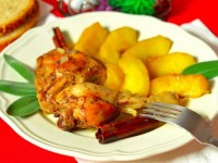 Курица на сковороде с яблоками и медом