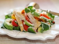 Салат из курицы с овощами и авокадо
