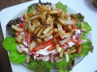 Салат с курицей и гренками Фантазия