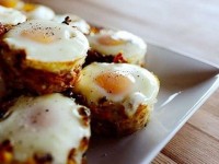 Картофель в духовке с яичницей-глазуньей