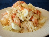 Салат с креветками, сыром, пекинской капустой