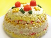 Слоеный салат с крабовыми палочками и рисом