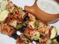 Вкусный шашлык с куриным мясом, маслинами, овощами