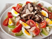Салат с куриной печенью, гренками и кукурузой