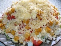 Салат с курицей, сыром, ржаными сухариками