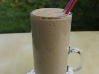 Молочный коктейль с ягодами и кофе