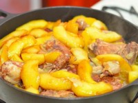 Курица жаренная на сковороде с яблоками