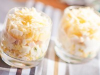 Слоеный салат с сыром, ветчиной, ананасами
