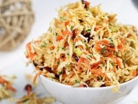 Полезный салат из белокочанной капусты с клюквой, овощами и семечками