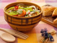 Овощной салат с сыром и перцем чили