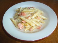 Блюдо итальянской кухни – паста с красной рыбой в апельсиново-сырном соусе