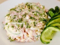 Очень вкусный салат с ветчиной, сыром и яйцами!
