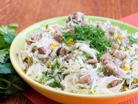 Салат с белокочанной капустой и сухариками
