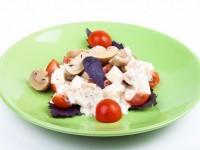 Салат с помидорами и маринованными грибами – отменная закуска!