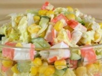 Салат из крабовых палочек с кукурузой и пекинской капустой