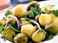 Картофельный салат со сладким перцем и маслинами – подайте в теплом виде!